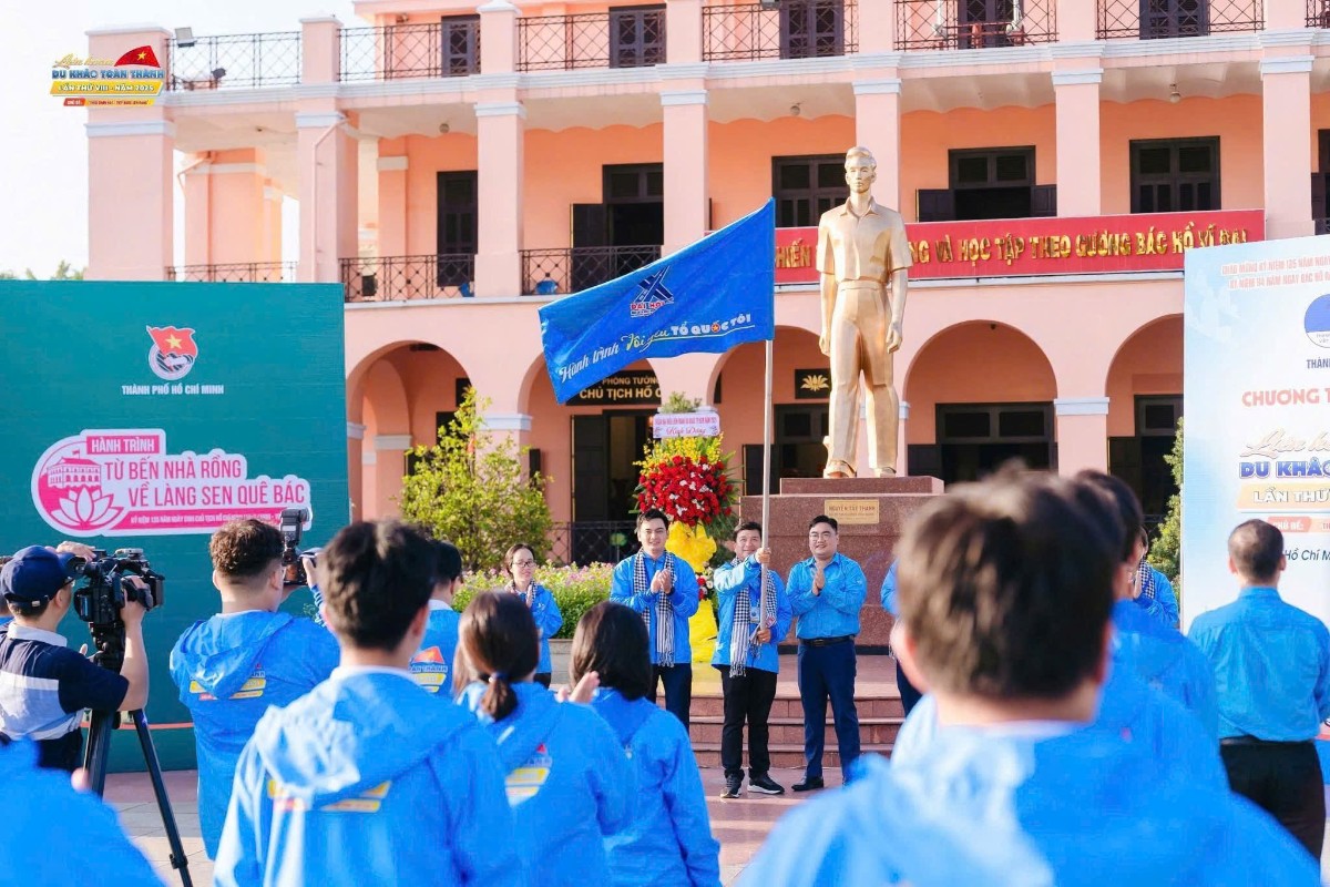 Hình 2: đồng chí Nguyễn Đăng Phúc đại diện phất cờ hành trình "Tôi yêu Tổ quốc tôi"